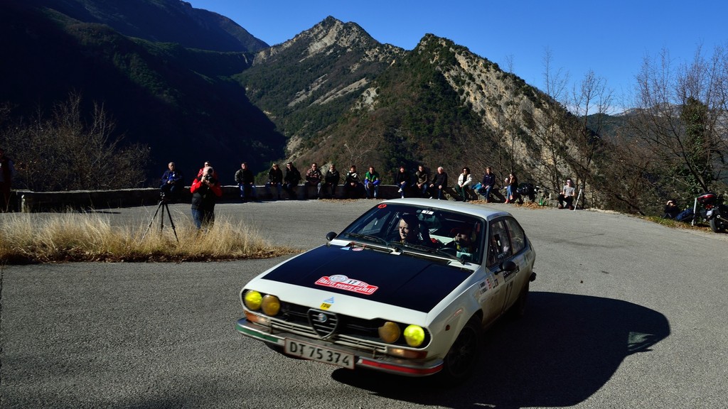Jens Gandrup Jørgensen (Odense) og Kristian Flensbak Jørgensen (Aarhus) runder en skarp hårnål med deres Alfa Romeo Alfetta GTV fra 1977
(Foto: Michael Eisenberg)